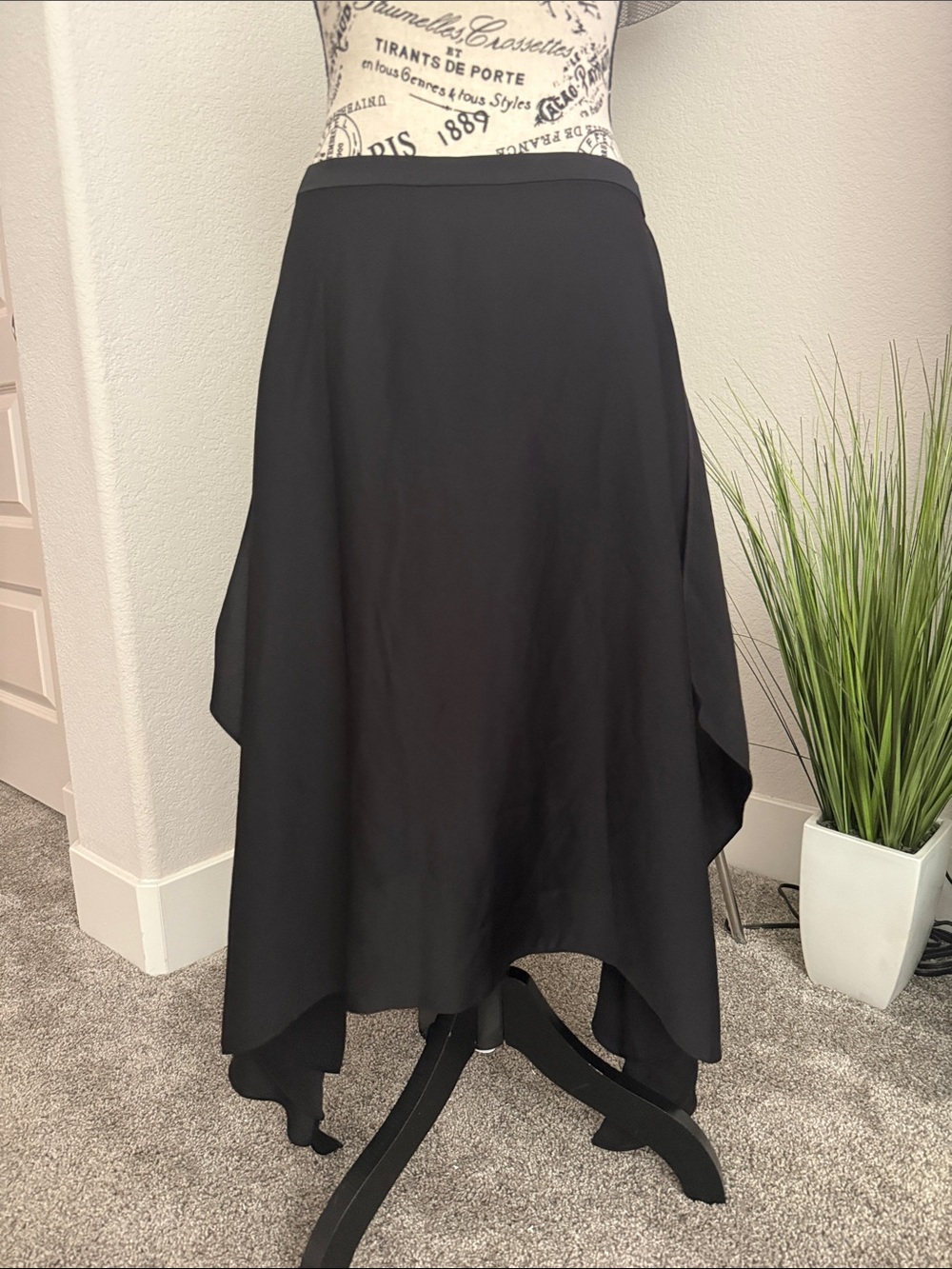 BCBGMaxAzria Women's Black Asymmetric Hem Skirt